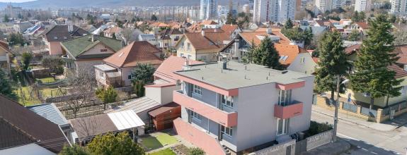 Predané - Domov, ktorý definuje moderné rodinné bývanie. Priestranné izby, kvalitná rekonštrukcia a súkromie na dosah prírody.