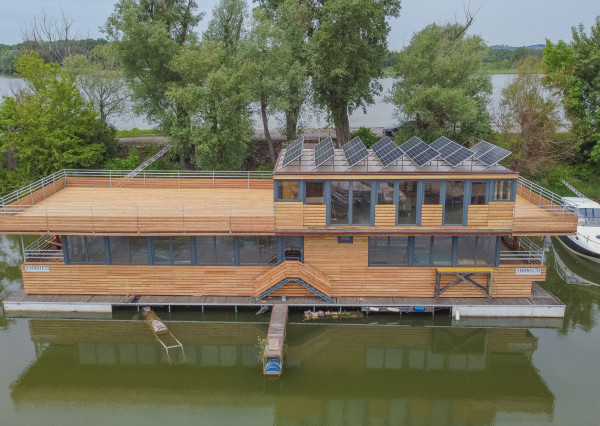 Luxusne priestranný hausbot v Ružinove