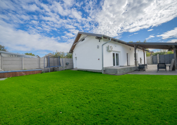 Váš nový domov s bazénom, terasou a skvelou dostupnosťou čaká na vás!