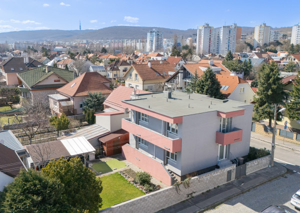 Predané - Domov, ktorý definuje moderné rodinné bývanie. Priestranné izby, kvalitná rekonštrukcia a súkromie na dosah prírody.