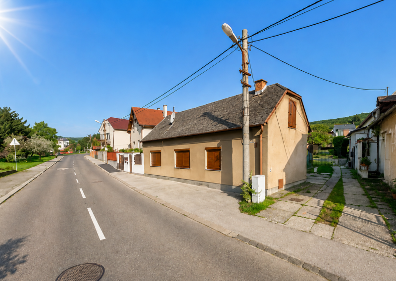 INVESTIČNÁ PRÍLEŽITOSŤ – ČIASTOČNE ZREKONŠTRUOVANÝ RODINNÝ DOM S POTENCIÁLOM ROZŠÍRENIA