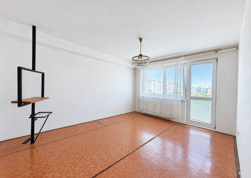 Priestranný 3-izbový byt, ktorý si prerobíte podľa seba. Loggia, 79,50 m² a perspektívna lokalita pri vznikajúcom Istropolise.