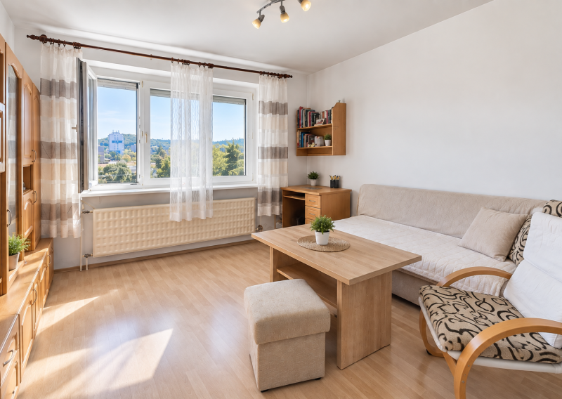 Hotová, zariadená, slnečná – garsónka v centre Dúbravky